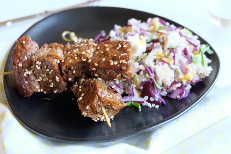 Brochettes de steak végétal miel sésame et salade de quinoa, chou rouge et fêta