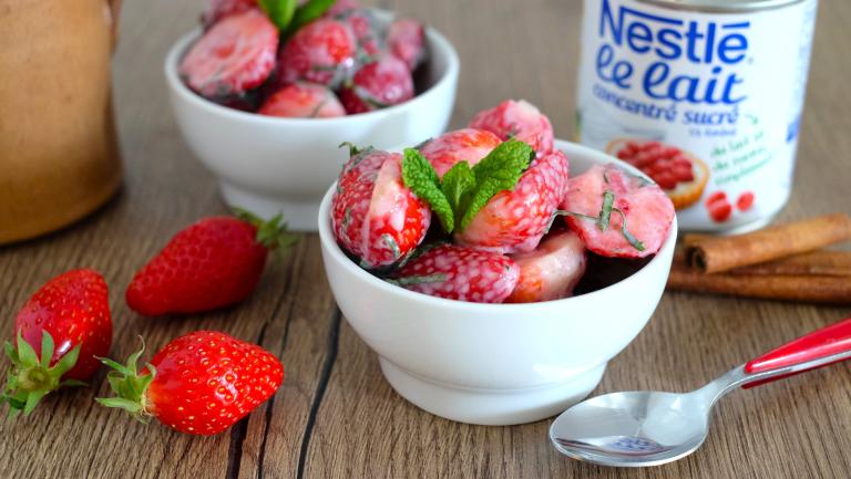 Salade de fraises menthe cannelle au lait concentré