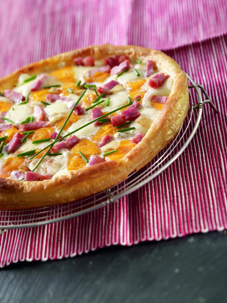 Tarte fine aux lardons et deux fromages