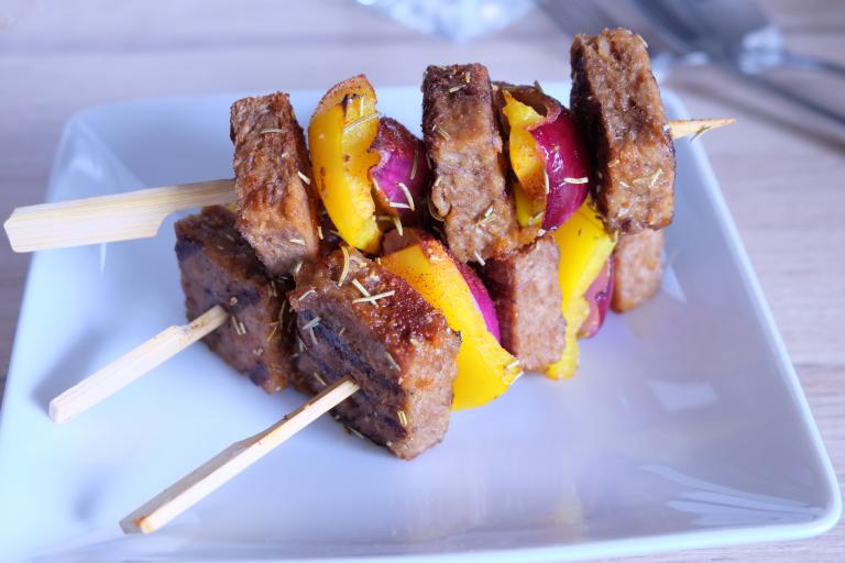 Brochettes de steak végétal au poivron et romarin Actifry