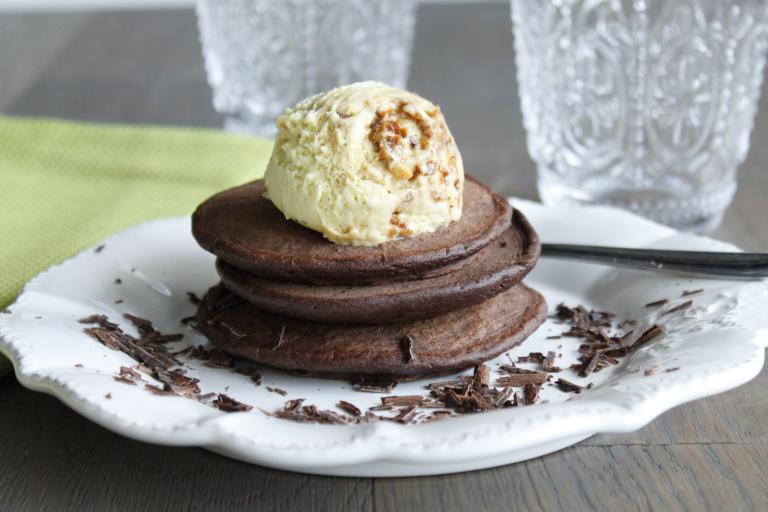 Pancakes chocolatés, glace crème brulée et sauce au chocolat