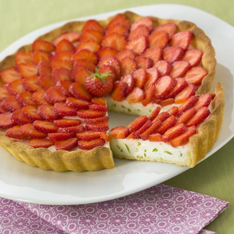 Tarte a la mousse de citron vert, fraises et copeaux de chocolat blanc