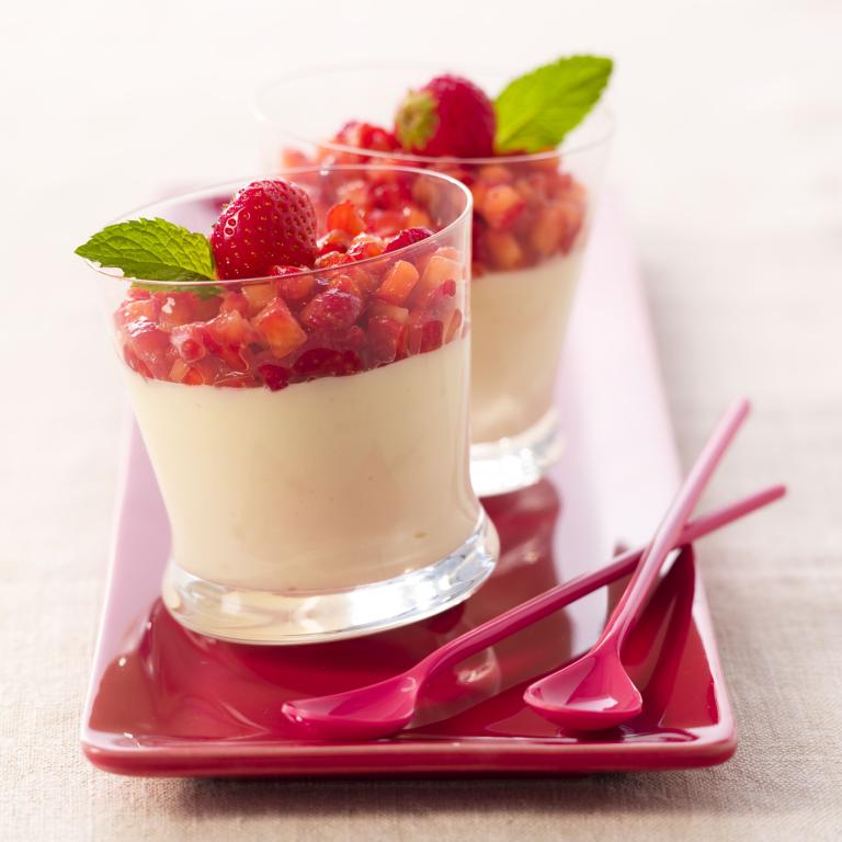 Verrines aux fraises, mousse au chocolat blanc et spéculos au sirop  d'érable - Les bonnes recettes de Julie