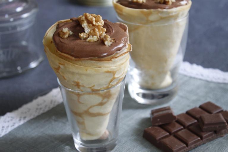 Cornets de crêpes chantilly au chocolat, poires et noix