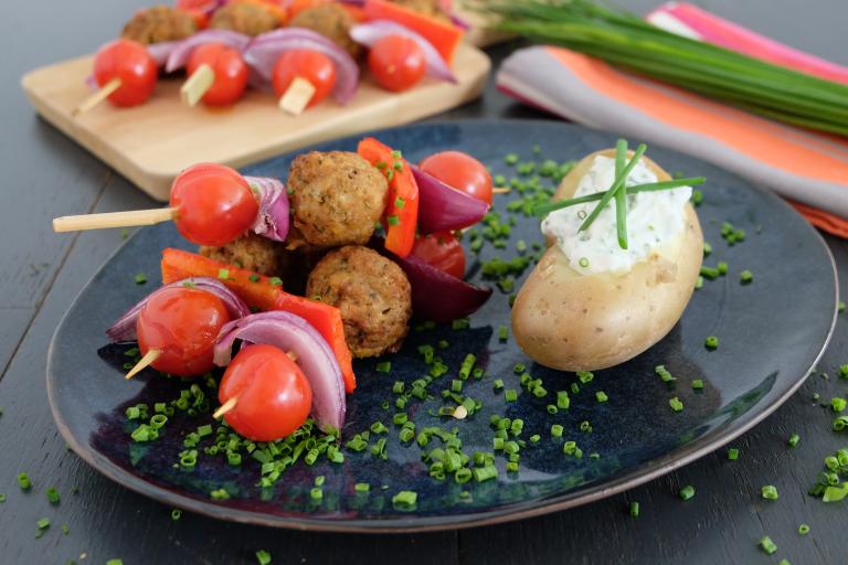 Brochettes estivales vegetariennes et pommes de terre au fromage blanc ciboulette