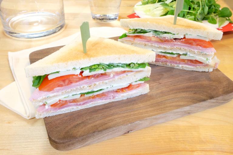 Club sandwich, jambon, tomate, fromage de brebis