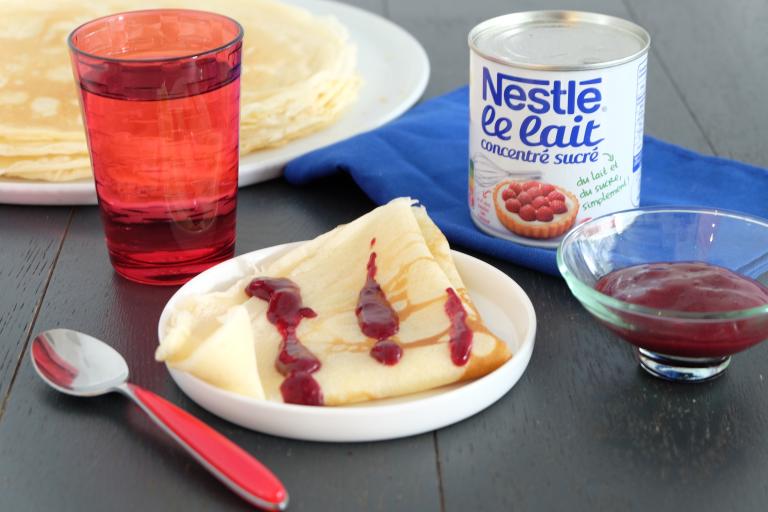 Crêpes au lait concentré et coulis de fruits rouges