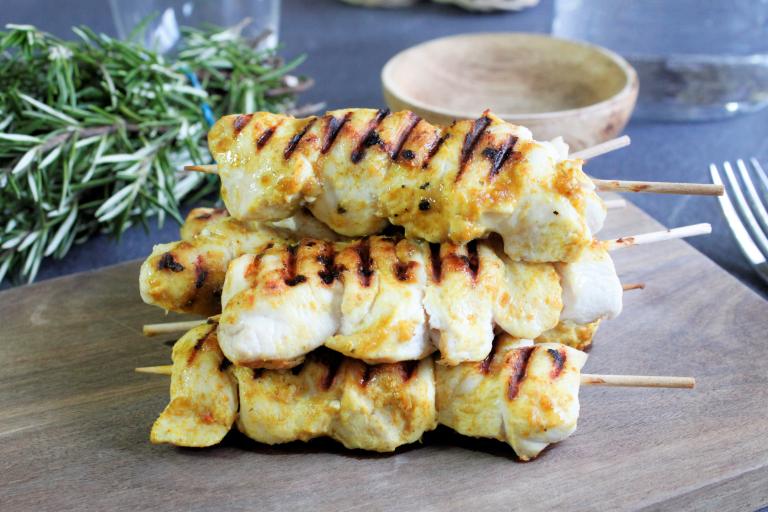 Brochettes de poulet curry, ail et gingembre