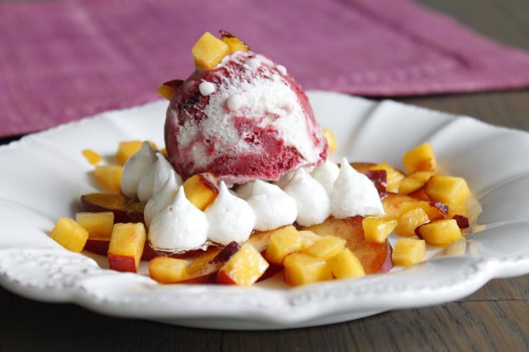 Blancs meringués, pêches et glace façon vacherin fruits rouges