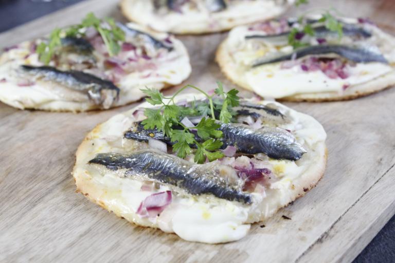 Pizzetas sardines, oignons