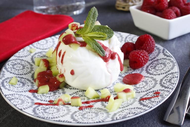 Burrata aux dés de concombre et coulis de framboises à l'Arome