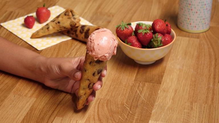 Cône au sorbet fraise et cornet en cookie