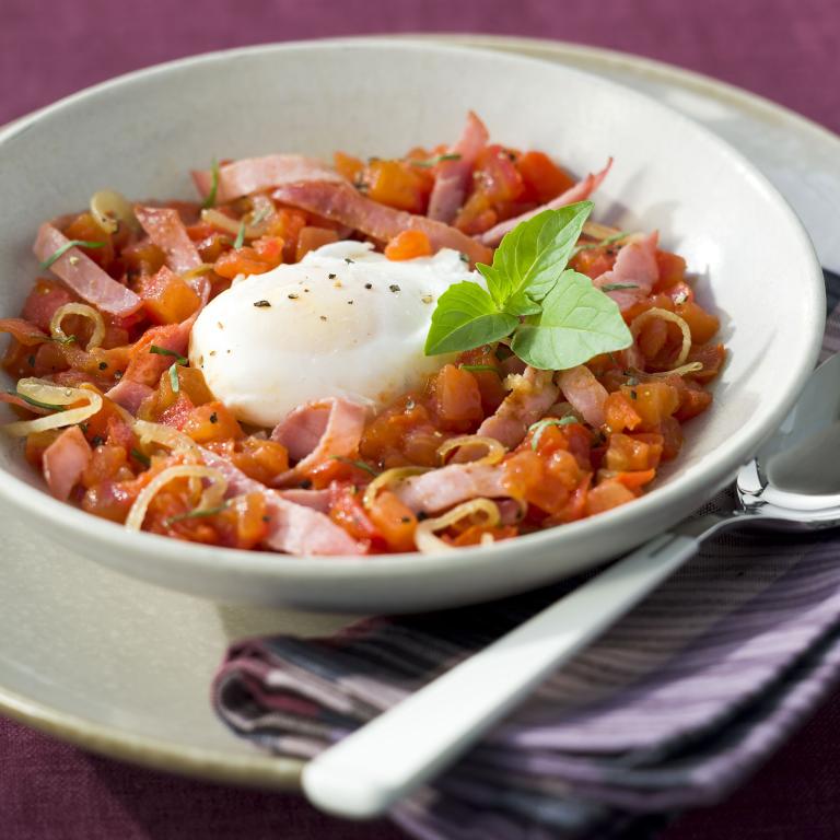 Oeufs poches sur lit de tomates au bacon