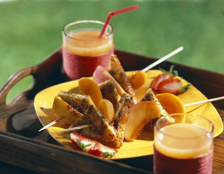 Brochettes de fruits jaunes au pain perdu praliné