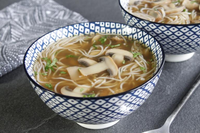 Soupe de vermicelles de riz aux champignons et au gingembre