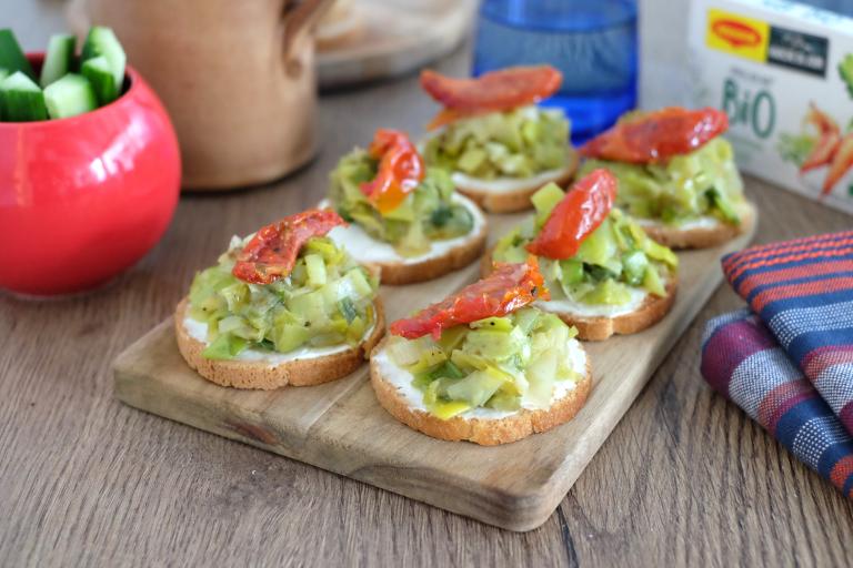 Toasts poireaux fromage frais et tomates confites