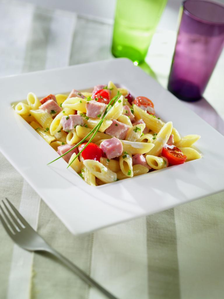 Penne au dés de jambon, tomates cerises et ciboulette