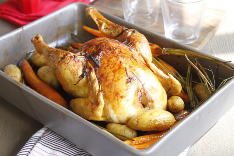 Poulet rôti, carottes fanes et petites rattes