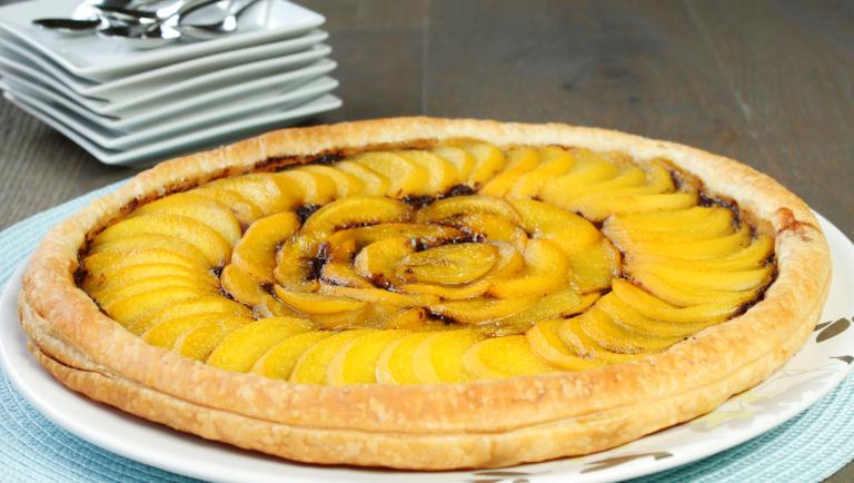 Tarte fine aux pêches sur lit de chocolat