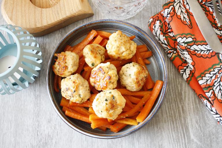 Boulettes de poulet, carottes confites au romarin