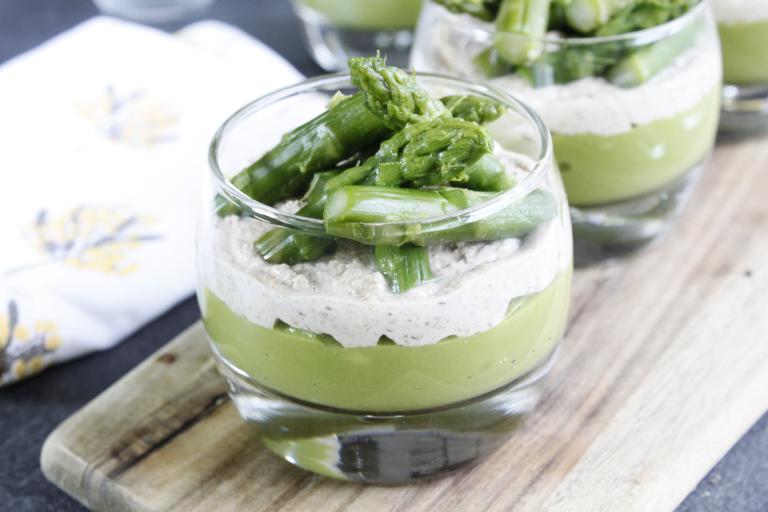 Verrine de petits pois, fromage frais aux olives et asperges croquantes