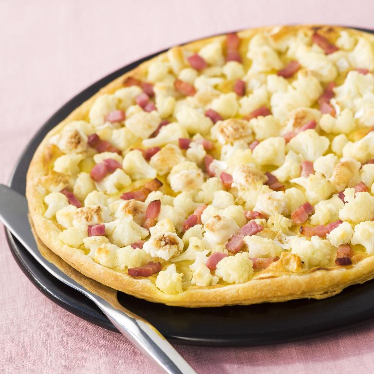 Tarte fine chou-fleur, chevre et lardons