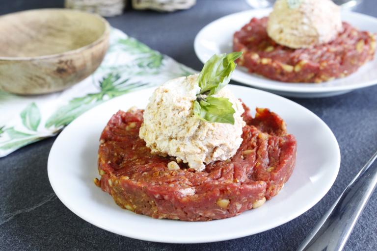 Tartare de boeuf au chèvre frais, tomates confites et pignons