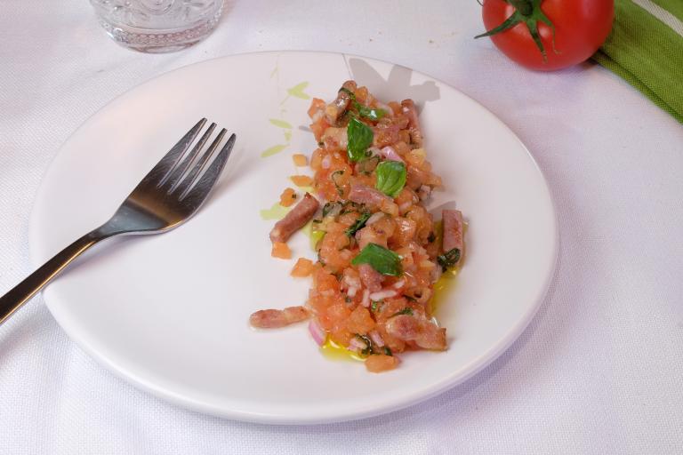 Tartare de tomates et lardons grillés