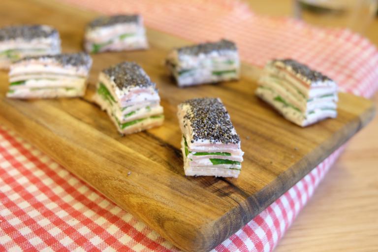 Mini mille-feuilles de jambon au fromage frais et basilic