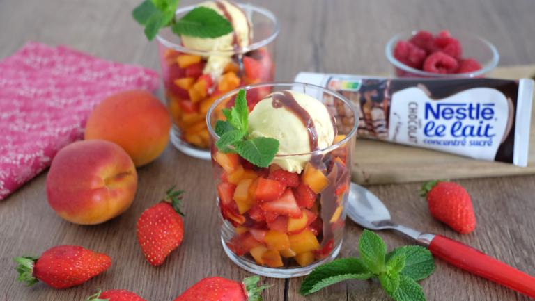 Salade de fruits glace vanille sauce chocolat