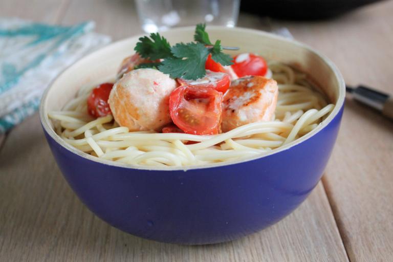 Spaghetti au saumon, tomates et crème