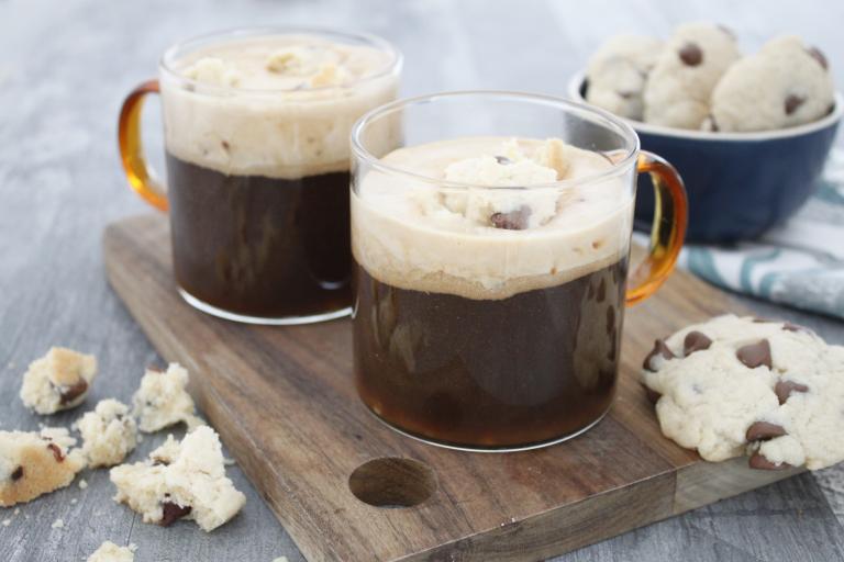 Café gourmand, chantilly au caramel, brisures de cookies au chocolat café