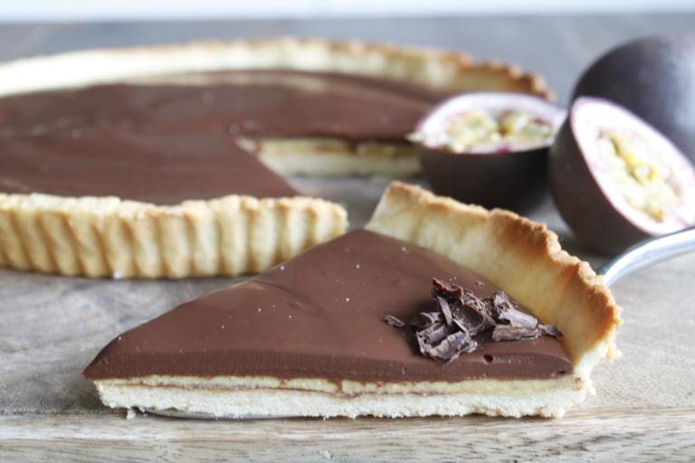 Tarte ganache au chocolat Noir absolu et gelée au fruit de la passion