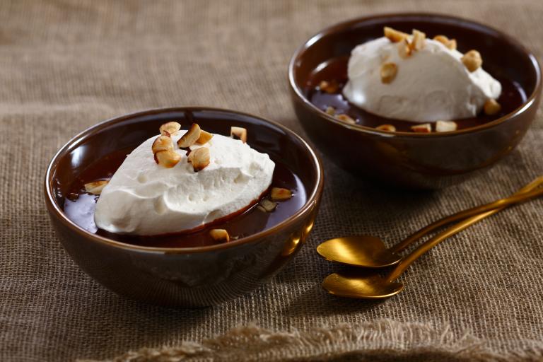 Soupe chocolat marron quenelle de chantilly aux noisettes grillées