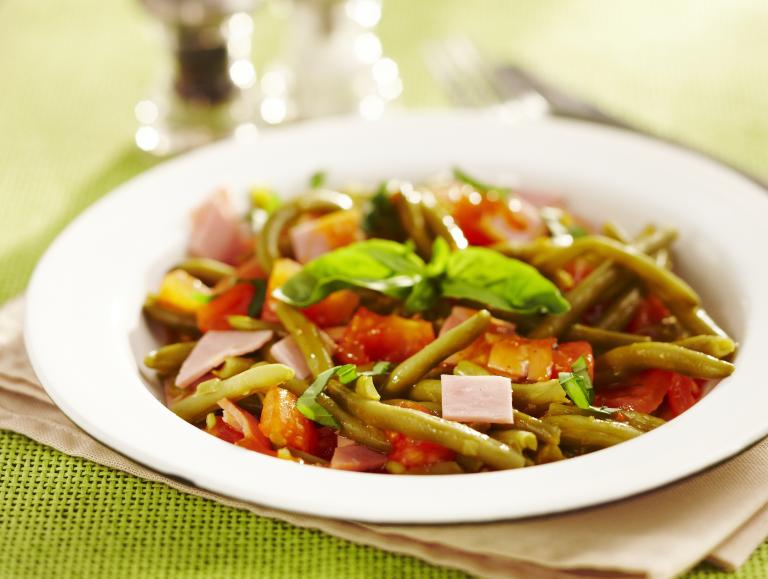 Poêlée d'haricots verts au jambon et petits dés de tomates au basilic