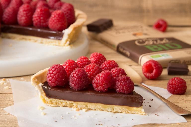 tarte au chocolat noir bio corsé et aux framboises