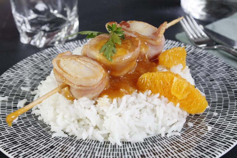 Brochettes de Saint Jacques, poitrine sauce à l'orange