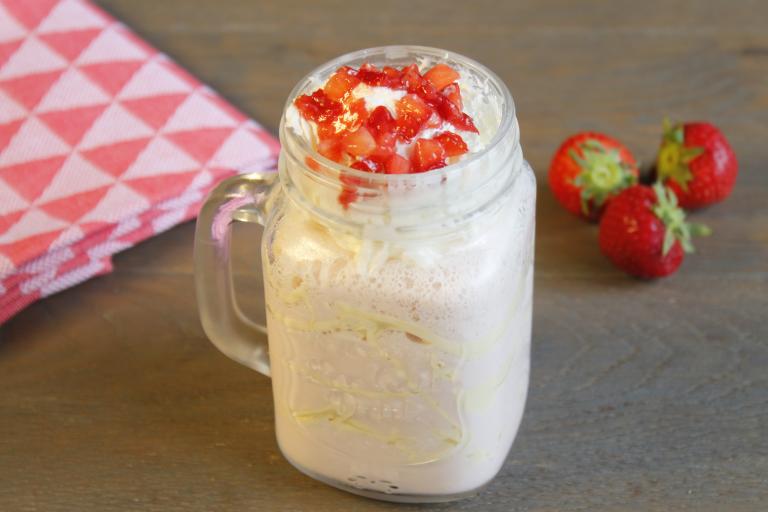 Latte frappé fraises chocolat blanc