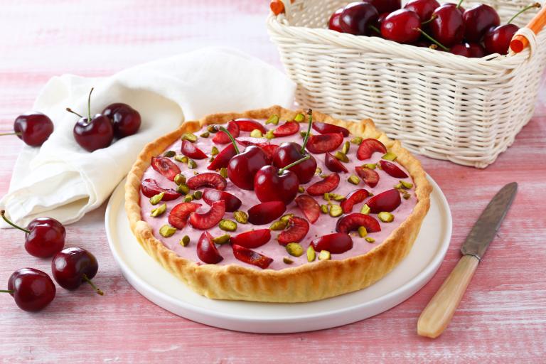 Tarte à la mousse de cerises et pistaches grillées