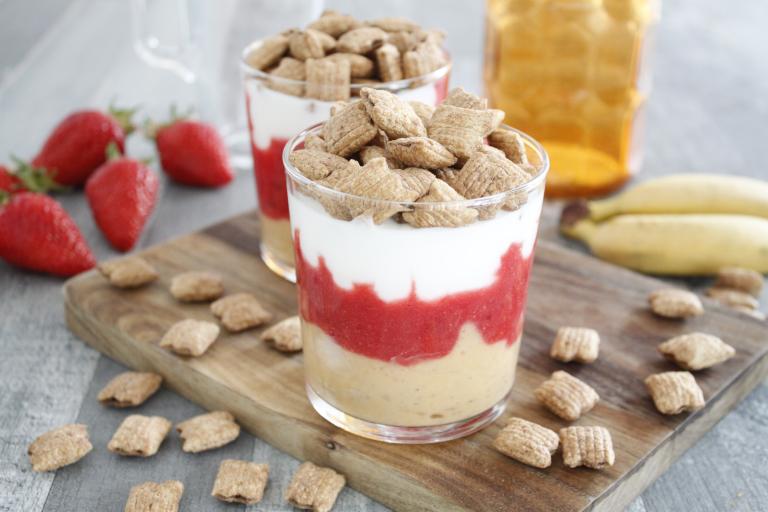 Verrine fraise banane au fromage blanc et céréales Lion