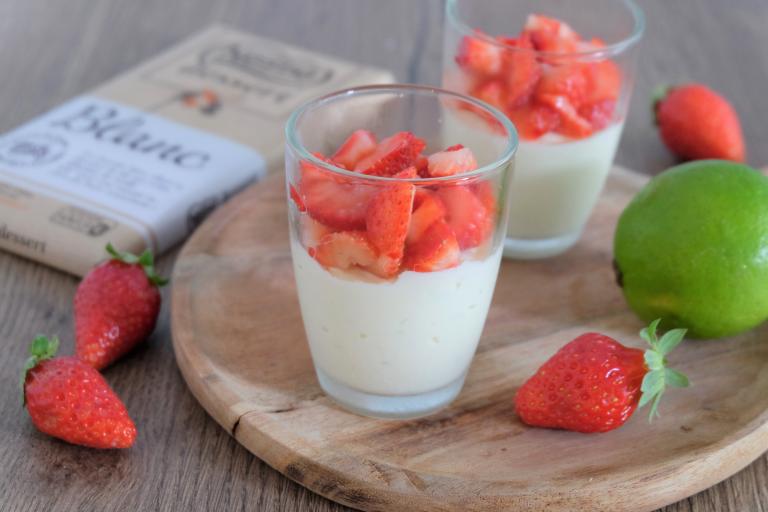 Mousse au chocolat blanc et citron vert aux fraises