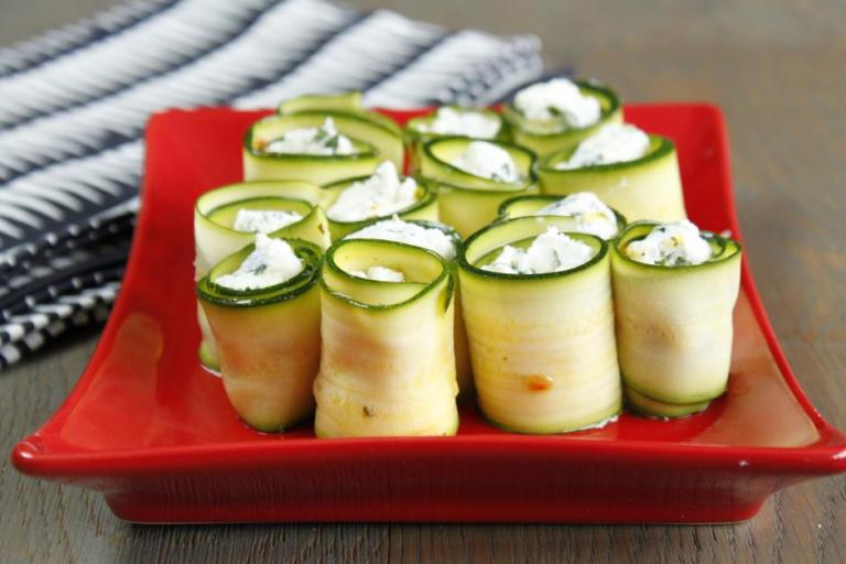 Rouleaux de courgette chèvre frais et fines herbes