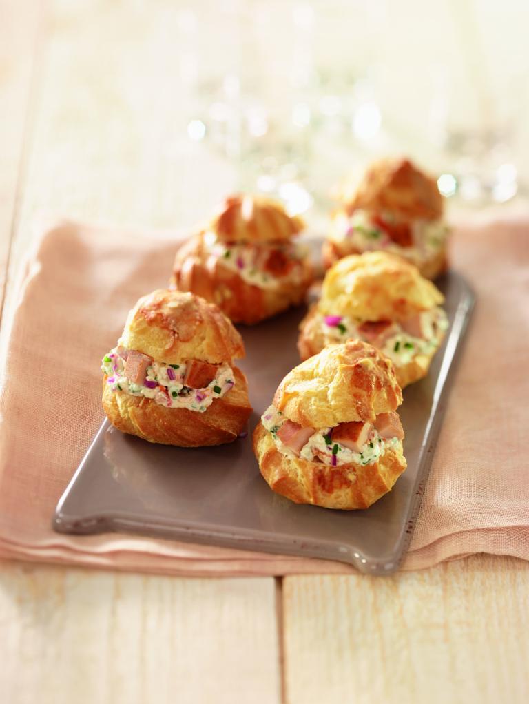 Choux à la crème de fromage frais, ciboulette et dés de jambon