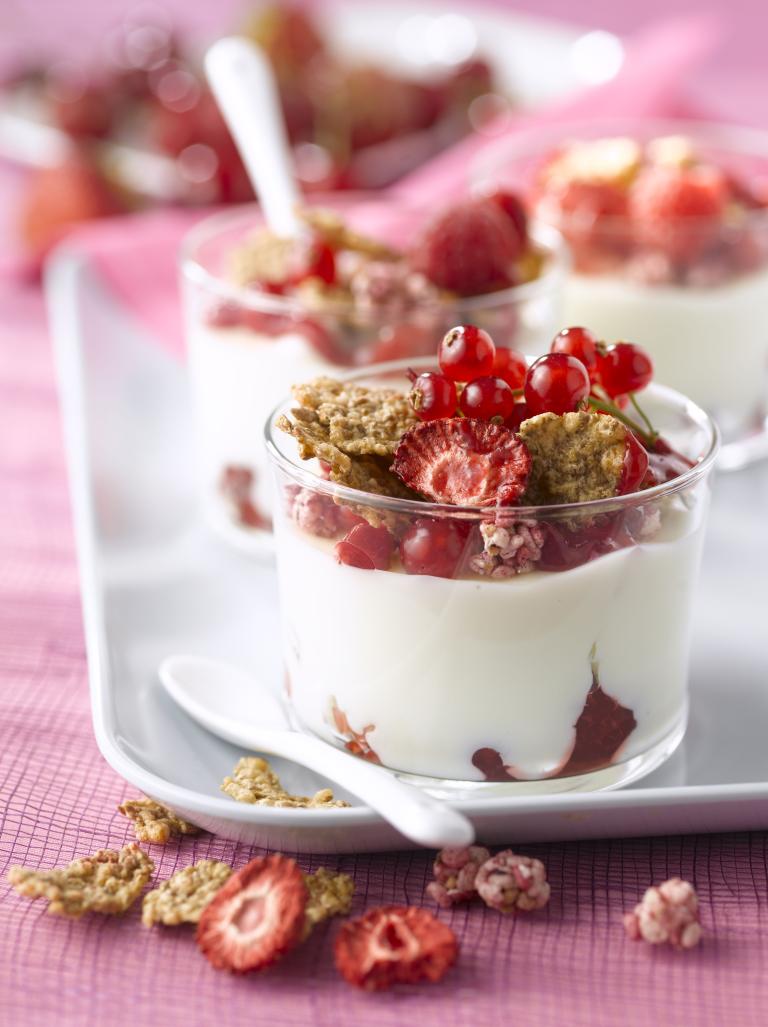 Panna cotta aux fruits rouges et cereales fitness fraises