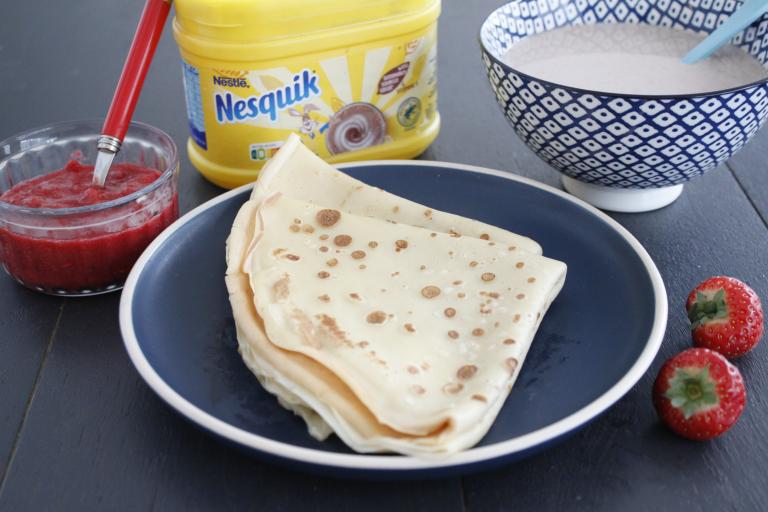 Crepes à la compotée de fraises et bol de Nesquik