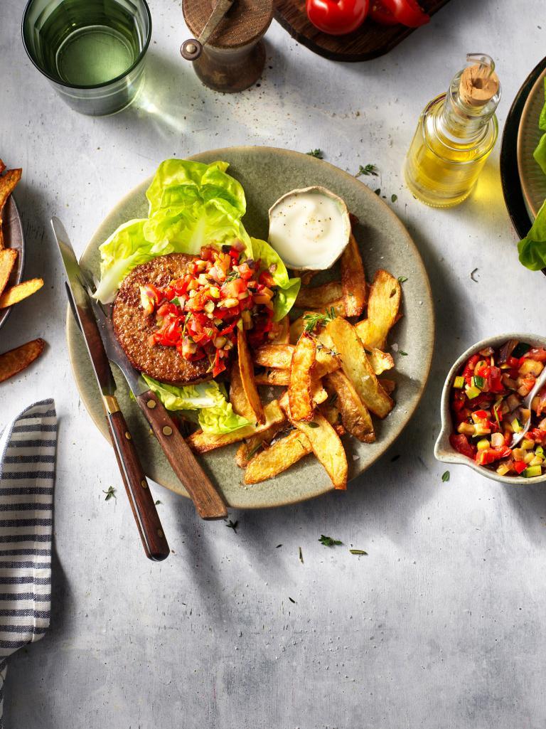 Burger sensationnel sans gaspillage à l'ailoli et aux pelures de pommes de terre