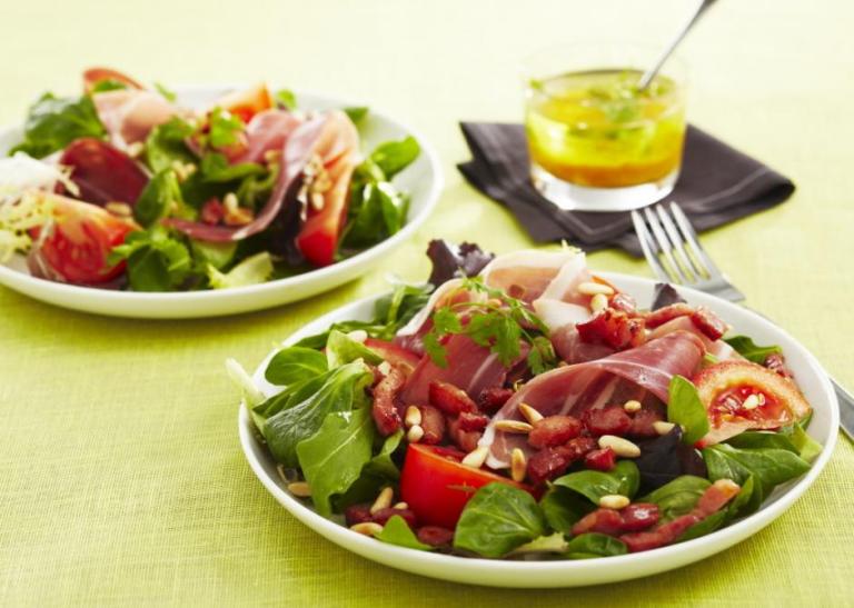 Salade au jambon cru, lardons et tomates