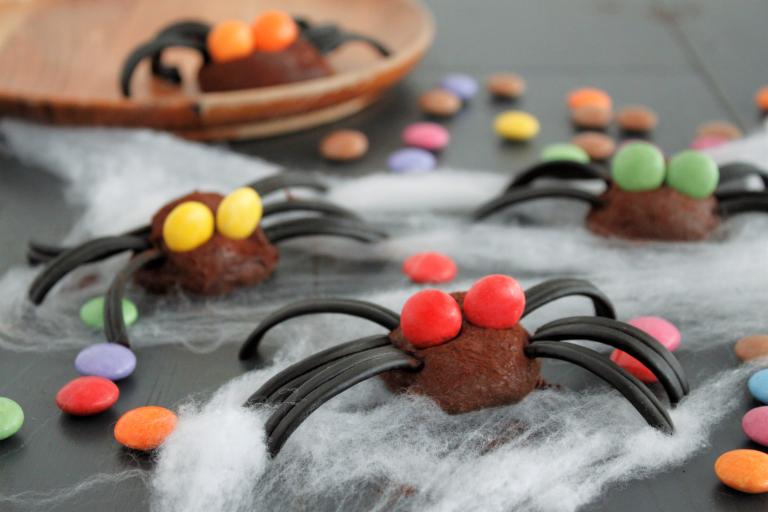 Halloween spiders - chocolate truffles with Smarties and Nestlé Dessert