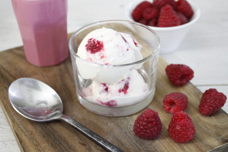 Glace au Lait Concentré et coulis de framboises Companion