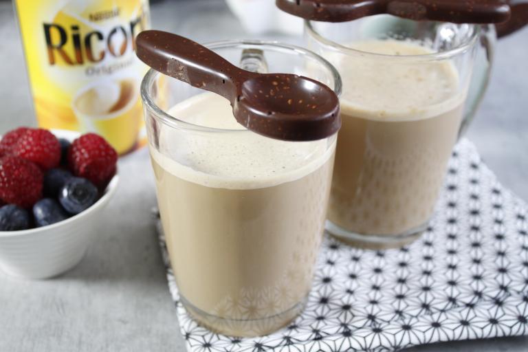 Ricoré au lait et cuillères en chocolat aux graines